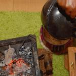 Haben Sie gewusst, dass Äthiopien die Heimat des Kaffee ist? Der Name selbst  stammt von der Provinz Kaffa im Südwesten des Landes, wo der Kaffee noch wild wächst.Wir bieten eine taditionelle äthiopische Kaffeezeremonie in Bern